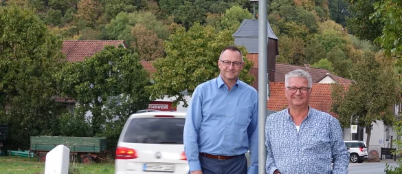 Zentraler als man denkt: Bremke in Extertal, hier mit Andreas Lecker und Andreas Stork (rechts) am Schild. - © Axel Bürger