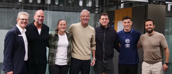 Arnd Paas, Vorstandsvorsitzender der Sparkasse Paderborn-Detmold-Höxter (von links) und Mario Brink mit Melanie Veith, Henry Maske, Constantin Möstl, Stefano Russo und Ralf Kettemann. - © Jörg Hagemann