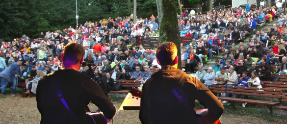 Eine junge Band steht auf der Bühne und spielt bei einem Hutkonzert vor großem Publikum. - © Landesverband Lippe