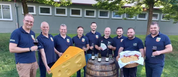 Die Lother Schützen Sascha Golüke, Matthias Purkopp, Mathias Fiene, Sven Lange, Markus Belkner, Festwirt Stefan Friedrich, Matthias Rodemeier, Filippo Cardamone (Pizzeria Da Gaetano) und Florian Schröder freuen sich auf ein tolles Weinfest. - © Michaela Weiße