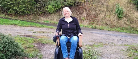 Der neue Rollstuhl bringt Tanja Seifert behutsam über fast jede Hürde. - © Katrin Kantelberg