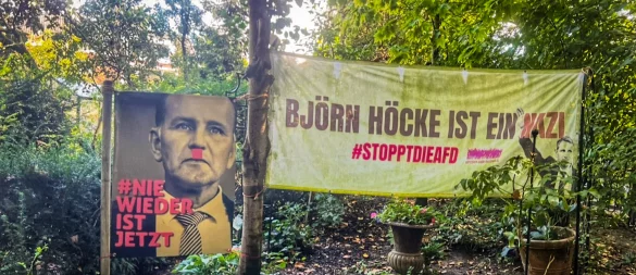 Wegen diesem Banner wird das Ehepaar Lenze seit dem Frühjagr angefeindet. Beim "Runden Tisch gegen Rassismus berichten sie von Morddrohungen und einem Leben mit der Angst. - © privat