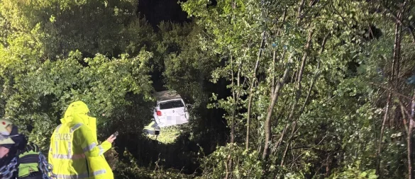 Mit einer Seilwinde ziehen die Einsatzkräfte und der Abschleppdienst den Polo aus der Böschung. - © Freiwillige Feuerwehr Bad Wünnenberg