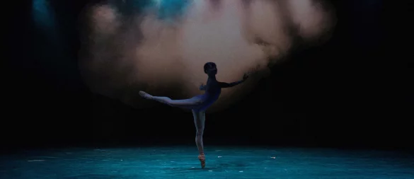 Beim Ballettabend „Licht aus, Spot an: Backstage!“ entführt die Detmolder Tanzkompanie die Zuschauer in die Welt des Tanzes hinter dem Vorhang. - © Landestheater Detmold/Lina Pris
