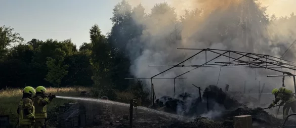 Die Feuerwehr musste lange nachlöschen. - © Feuerwehr Detmold/Christopher Rieks