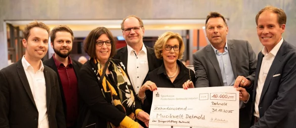 Spendenübergabe an die Detmolder Musikwelt: (von links) Prof. Dr. Malte Sachsse (Professor für Musikpädagogik, Hochschule für Musik Detmold), Moritz Reuter und Susanne Greschok (Leitung der Johannes-Brahms-Musikschule), Prof. Dr. Thomas Grosse (Rektor Hochschule für Musik), Christina Haberbeck (Stifterin und Spenderin), Frank Hilker (Bürgermeister Detmold) und Kay Sandmann-Puzberg (Vorstandsvorsitzender Bürgerstiftung Detmold). - © Bürgerstiftung Detmold