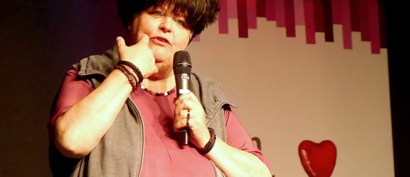 Ingrid Kühne bekommt das Publikum in der Stadthalle voll auf ihre Seite. - © Rudi Rudolph