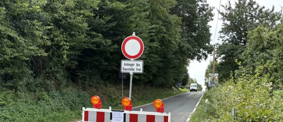 Die Heldmanstraße ist aktuell gesperrt, und das wird bis voraussichtlich 26. September so bleiben. Hier die Sperre samt Schild kurz vor dem Hollenstein. Die gleichnamige Gaststätte ist von hier aus zu erreichen, die Durchfahrt bis Schötmar aber untersagt. - © Thomas Reineke