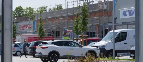 Das Schild mit allen Märkten des Fachmarktzentrums steht längst. Bislang hat allerdings erst die Action-Filiale geöffnet. Am Lidl-Markt ist noch am meisten zu tun. - © Jost Wolf