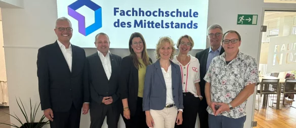 Prof. Dr. Dr. hc. Volker Wittberg (FHM), Kalletals Bürgermeister Mario Hecker, Elisa Goldmann (FHM), Dr. Beatrix Wallberg und Birgit Rehberg (beide Kreis Herford), Friedel Heuwinkel (FHM) und Projektmanager Wolfram
Kneist (von links) diskutieren das Wasserstoffprojekt. - © Gemeinde Kalletal