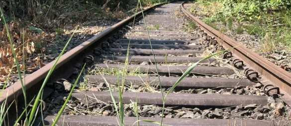Eine Wanderung auf den Schienen wäre einen Mann beinahe zum Verhängnis geworden. - © Symbolfoto: Till Brand