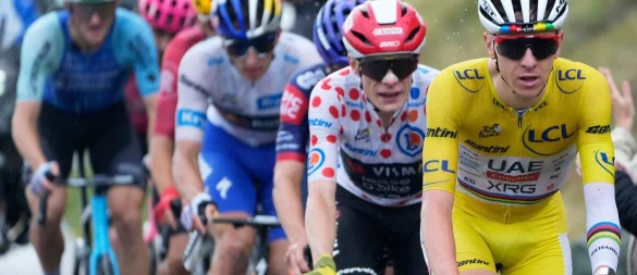 Die Top-Stars der Tour de France: Tadej Pogacar (v. r.), Jonas Vingegaard und Florian Lipowitz. Fans und Veranstalter hoffen sie auch bei der Deutschland-Tour zu sehen. - © Mosa'ab Elshamy/AP/dpa