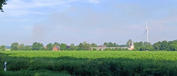 Rauchschwaden am Himmel. Ein Pferdestall soll in Melle/Bruchmühlen in Brand stehen. Die Warnapp Katwarn hat ausgelöst. - © Sven Hauhart