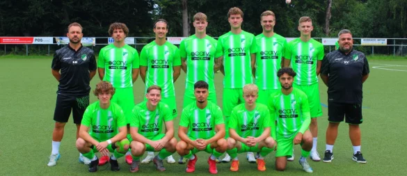 Trainer Sebastian Klaßes (hinten links) und Sportlicher Leiter Sladjan Vucetic (hinten rechts) präsentieren die Neuzugänge mit (hinten von links) Alexander Löwen, Dario Cariglia, Stephan-Maurice Wennemann, Janis Kopmann, Hannes Stegen, Niclas Lehbrink sowie (vorne von links) Jannis Völkel, Nico Neufeld, Cem Kipel, Jannik Mütener, Robin Derbas.?Foto: TuS Ahmsen - © TuS Ahmsen