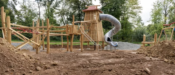 Im Silvaticum auf der Wiese gegenüber dem Badehause wird aktuell die Aktivinsel errichtet. Ein Großteil des Kletterwaldes steht bereits. - © Stadt Horn-Bad Meinberg