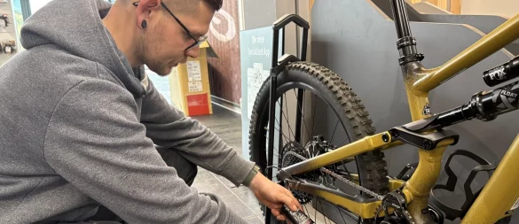 Fahrradmonteur Max Fromberg erklärt, wie wichtig es ist, das Kettenöl in die Glieder der Fahrradkette einlaufen zu lassen. Wird es nur über die Kette gegossen, hat die ganze Prozedur kaum einen Effekt. - © Jan Schillmann