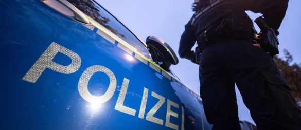 Polizei im Einsatz: Nach einer Massenschlägerei zwischen Fußballfans am Bahnhof Oelde sperrten Einsatzkräfte den Bereich ab und setzten Pfefferspray ein. - © Marijan Murat/dpa