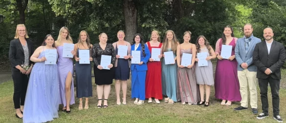 Die Absolventinnen des Beruflichen Gymnasiums der Stiftung Eben-Ezer haben nun in einem feierlichen Rahmen ihre Zeugnisse überreicht bekommen. - © Eben-Ezer
