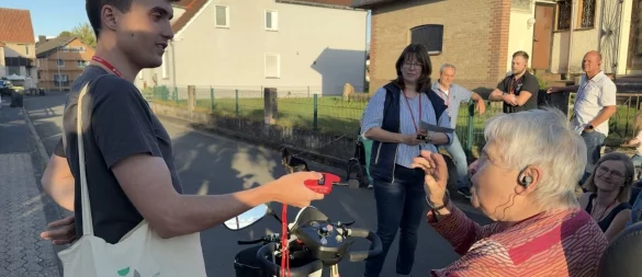 Auch bei der zweiten Begehung im Rahmen des Fußverkehr-Check NRW tauschten sich Bürger und Fachleute des Planungsbüros aus. - © Gemeinde Schlangen