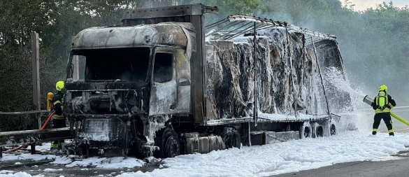 Ein Lkw ist vor wenigen Tagen auf der A2 bei Herford völlig ausgebrannt. - © Feuerwehr Herford