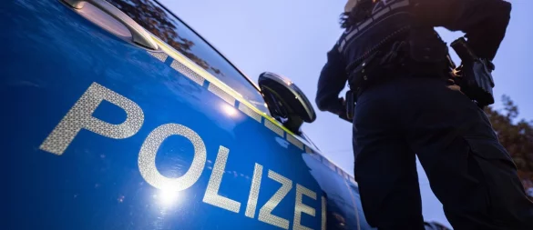 Drei Personen sind im Zuge des Einsatzes jeweils leicht verletzt worden. - © Marijan Murat/dpa
