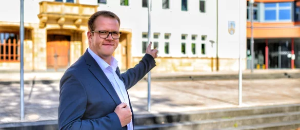 Der parteilose Kandidat Tobias Tölle hat überraschend die Bürgermeisterwahl in Bad Driburg im Kreis Höxter gewonnen - einer von 13. - © Chris Hetkämper
