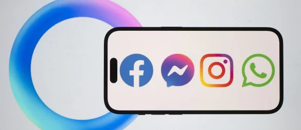Die Logos der Apps von Facebook (l-r), Messenger, Instagram und WhatsApp werden auf dem Bildschirm eines iPhone vor dem Logo der KI-Software Meta AI des Facebook-Konzern Meta angezeigt (Illustration). Im Fall der Eil-Klage von Verbraucherschützern gegen den Facebook-Konzern Meta wegen der geplanten Verwendung von Nutzerdaten für KI-Training hat das Oberlandesgericht Köln am Freitag Meta die Nutzung erlaubt. (zu dpa: «Meta darf Facebook-Daten für KI-Training nutzen») - © Sebastian Kahnert/dpa