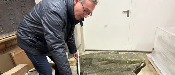 Museumsleiter Dr. Michael Zelle vermisst das Reliefstück aus Sandstein mit einem Zollstock. - © Jan Schillmann