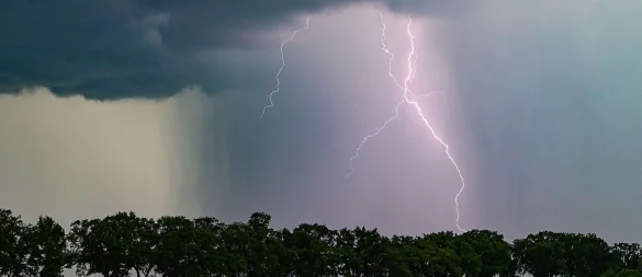 In Ostwestfalen-Lippe sind gebietsweise kräftige Gewitter möglich. - © Patrick Pleul/dpa