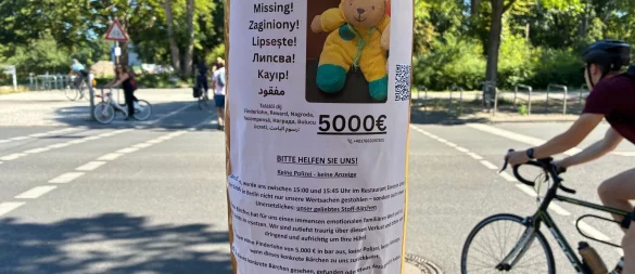 Ein Suchplakat für den vermissten Teddy, das einen Finderlohn von jetzt 5000 Euro verspricht, klebt in Berlin an einer Säule. Zuvor waren es noch 1000 Euro. - © Caroline Bock/dpa