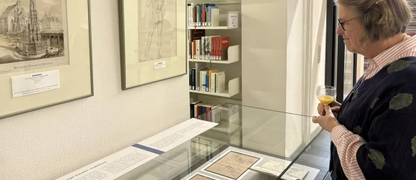 Besucherin Marie-Luise Grute betrachtet die Kunstwerke Ernst von Bandels. - © Jan Schillmann