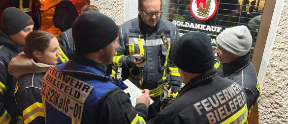 Einsatzkräfte der Feuerwehr besprechen das weitere Vorgehen nach Beginn der Evakuierung. - © Jörg Dieckmann