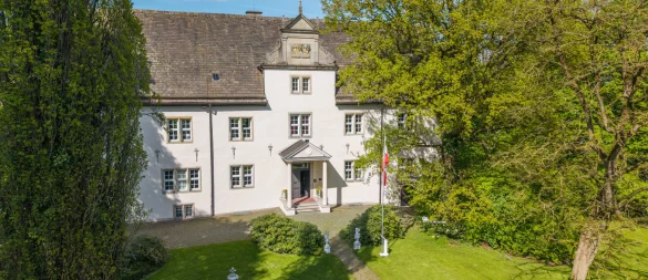 Das Schloss Alverdissen liegt mitten im Ortskern und ist ein wahrer Hingucker. Besitzer Rainer Terschluesen sucht schon lange nach einem Käufer. - © Fotorechte: Sotheby's International Realty