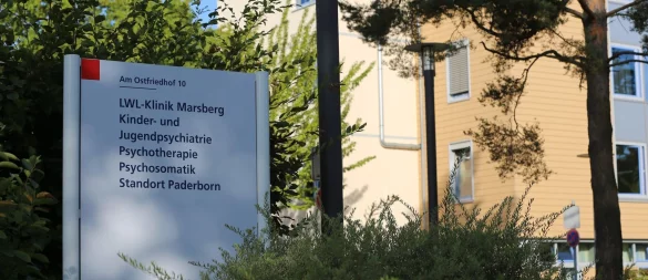 Ein Schild weist auf die kinder- und jugendpsychiatrische Klinik hin. Dort soll eine 13-jährige Patientin eine Betreuerin mit einem Messer angegriffen haben. - © Christian Müller/dpa