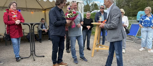 Bürgermeister Heinz-Dieter Krüger (rechts) beschenkt die Betreiber des Wohnmobilhafens, Nikolaus Ehspaner und Heinz Ridder, mit einem Blumenstrauß. - © Jan Schillmann