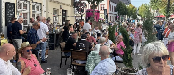Bei der "Sommer-Radl-Sause 2025" ist in der Salzestadt bei bestem Wetter ordentlich was los. Die Gastronomen freut's - und die Besucher auch. - © Sandra Castrup