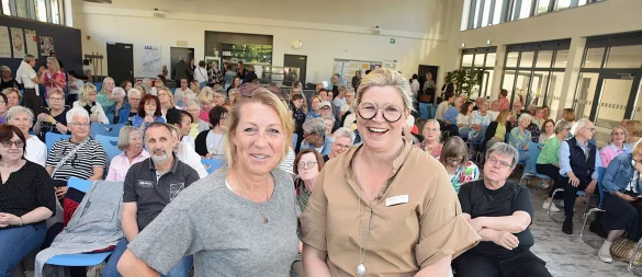 Cerrin Wehrmann-Ristau (rechts) von der Buchhandlung Blume begrüßt Autorin Anne Gesthuysen in der Mensa der Heinz-Sielmann-Schule. 220 Gäste, in der ganz überwiegenden Mehrheit Frauen, warten dort gespannt auf die Lesung. Foto: Karin Prignitz - © Karin Prignitz