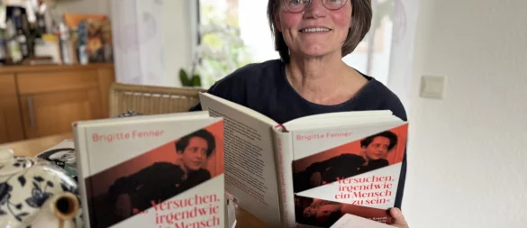 Brigitte Fenner hat mit Versuchen, irgendwie ein Mensch zu sein – Hannah Arendt und Ruth Cohn – eine Begegnung ihr erstes Buch veröffentlicht. - © Sandra Castrup