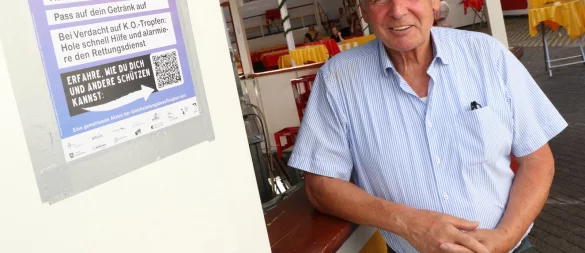 Plakate wie dieses hier in Auffenbergs Biergarten von Inhaber Michael Löhr hängen zu Libori an vielen Stellen in Paderborn. - © Holger Kosbab