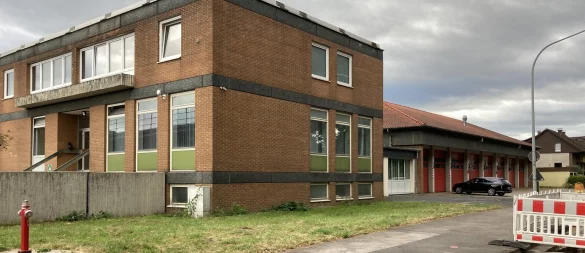 Die Feuerwache Horn entspricht nicht mehr den gesetzlichen Vorschriften und soll aus- und umgebaut werden. Der höhere Gebäudeteil (links) wird vom Bauhof genutzt, was auch so bleiben soll. - © Cordula Gröne