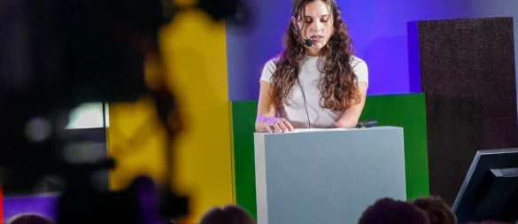 Elena Entrup hinterfragt mit „Körperpoesie“ gesellschaftliche Schönheitsideale und stärkt die Sichtbarkeit von Menschen mit Behinderung. - © TH OWL