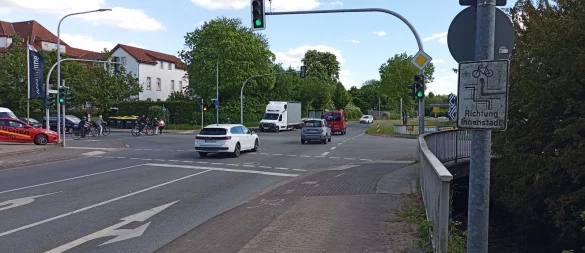 Wer am Isringhausen-Ring mit dem Rad unterwegs ist, muss zweimal die Straße queren, um auf dem gegenüberliegenden Radweg weiterzufahren. Künftig soll das einfacher werden: Mit eigener Ampelschaltung sollen die Radler direkt diagonal über die Kreuzung fahren dürfen. - © Werner Kloppmann/ADFC Lippe
