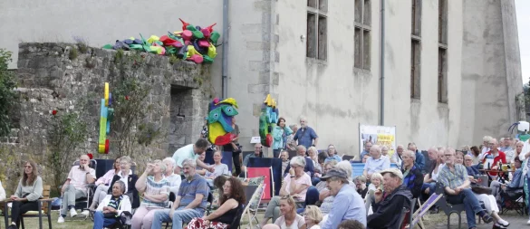Rund 250 Besucher kommen zum ersten Picknickkonzert und machen es sich mit Klappstühlen, Decken und Snacks gemütlich, um Felice & Cortes zu lauschen. - © Juliana Szabo