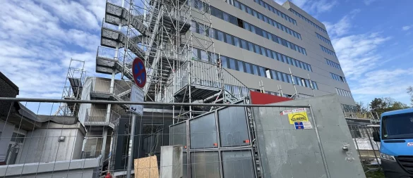 In der Bauaktenregistratur im Keller des Rathaus an der Rudolph-Brandes-Allee hatte es im August 2024 gebrannt. Dabei waren unter anderem Bauakten beschädigt worden. Die bei dem Umbau des Rathauses neu angebrachte Außentreppe dient übrigens als Fluchtweg bei Feuer. - © Sven Kienscherf