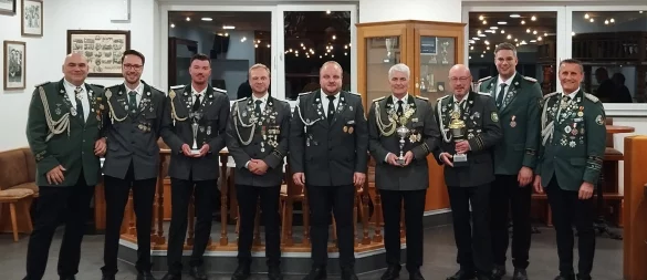 Guido Deppe (von links), Christopher Beni, Alex Brand, Dennis Kreutzer, Frederik Lehmeier, Jochen Rath, Andreas Laux, Mario Rehmsmeier und Stefan Korbach bei der Siegerehrung. - © Schützengesellschaft Bösingfeld