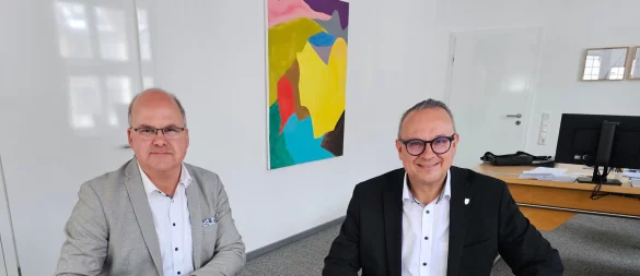 Schlangens Bürgermeister Marcus Püster (links) und Lemgos Bürgermeister Markus Baier unterzeichnen die Vereinbarung zur interkommunalen Zusammenarbeit Vollstreckung. - © Alte Hansestadt Lemgo