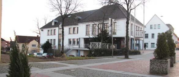 Das Augustdorfer Rathaus mit Bürgerzentrum - © Cordula Gröne