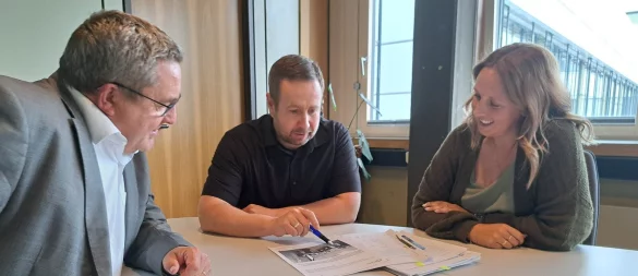 Landrat Dr. Axel Lehmann (von links), Björn Schröder, Leiter der Ausländerbehörde, und Jessica Keitel vom Kommunalen Integrationsmanagement sehen in einem Welcome-Center viele Vorteile. - © Carolin Brokmann-Förster