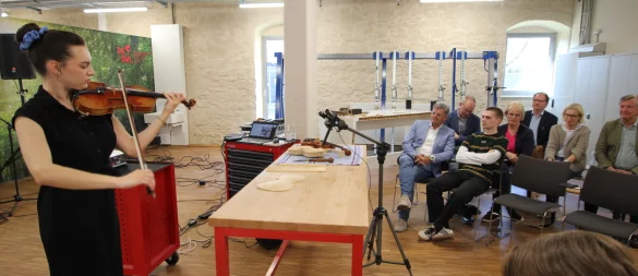 Violine und Werkbank: Bei der Veranstaltung "Holz & Musik" im Smart-Wood-Center ist klassische Musik mit Violinistin Alisha-Sophie Freiter in der Maschinenhalle zu hören. - © Jens Rademacher