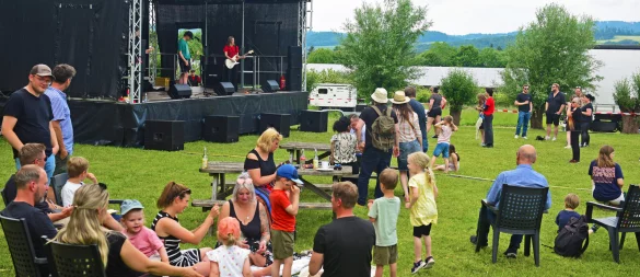 Gemütlich auf der Wiese sitzend genossen die Besucher die Musik und das kulinarische Angebot im Sonnenuntergang. - © Nicole Ellerbrake
